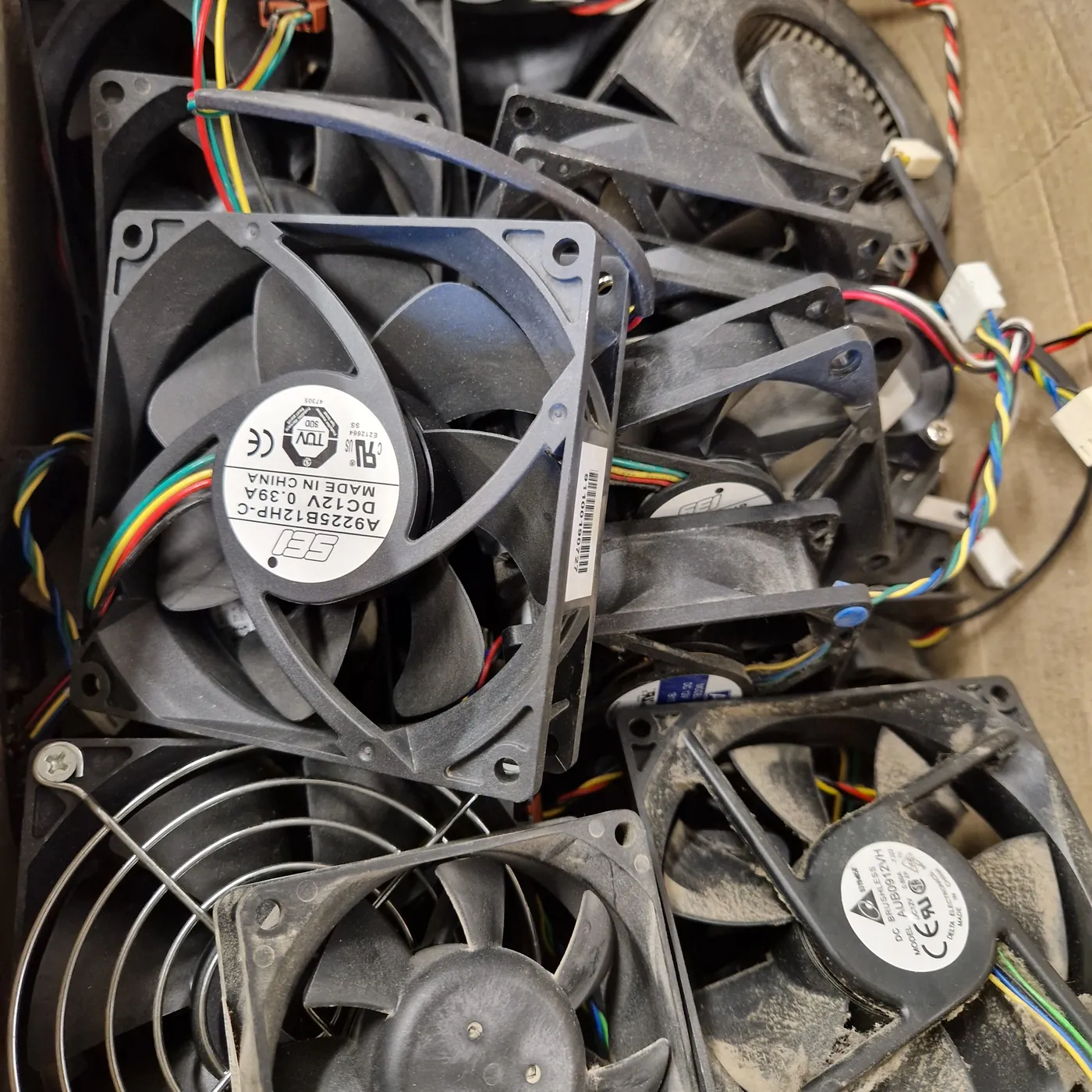 Carton de ventilateurs 12 V démontés d'unités centrales, prêts à repartir dans les projets des makers