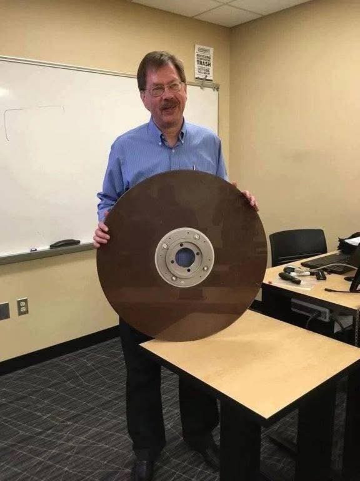 Retour en 1964 : L’IBM 2311, le disque dur qui pesait plus qu’un PC entier