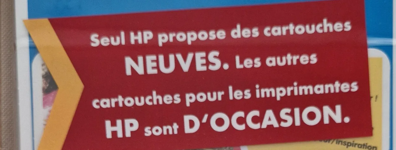 Bandeau rouge imprimé sur un blister HP : Seul HP propose des cartouches NEUVES. Les autres cartouches pour les imprimantes HP sont d'occasion.