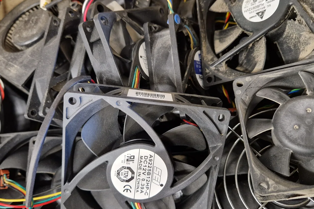 Bac de ventilateurs 12 volts démontés et récupérés, dans l'atelier de l'association RACK