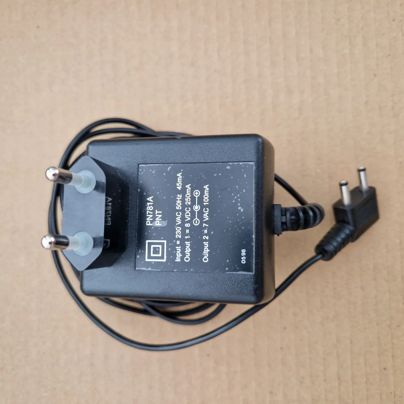 Bloc d'alimentation secteur PN781A, 8 V continu 250 mA et 7 V alternatif 100 mA, fiche bipolaire entraxe 13 mm, photo 1