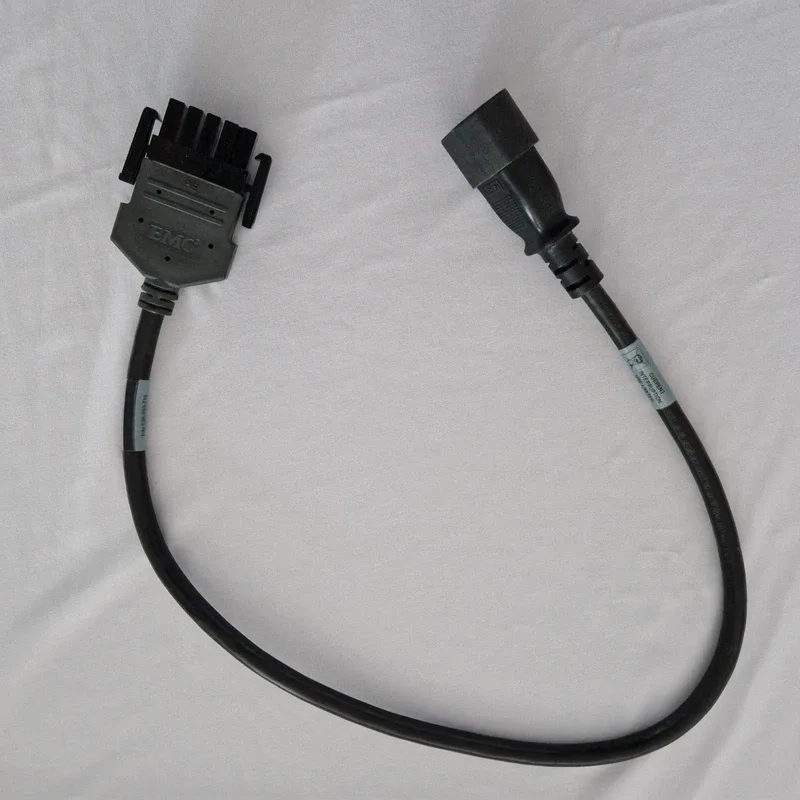 Câble d'alimentation EMC 038-003-719, connecteur propriétaire vers IEC C14, baie de stockage, photo 1