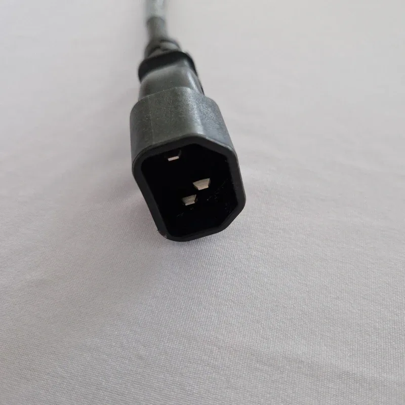 Câble d'alimentation EMC 038-003-719, connecteur propriétaire vers IEC C14, baie de stockage, photo 3