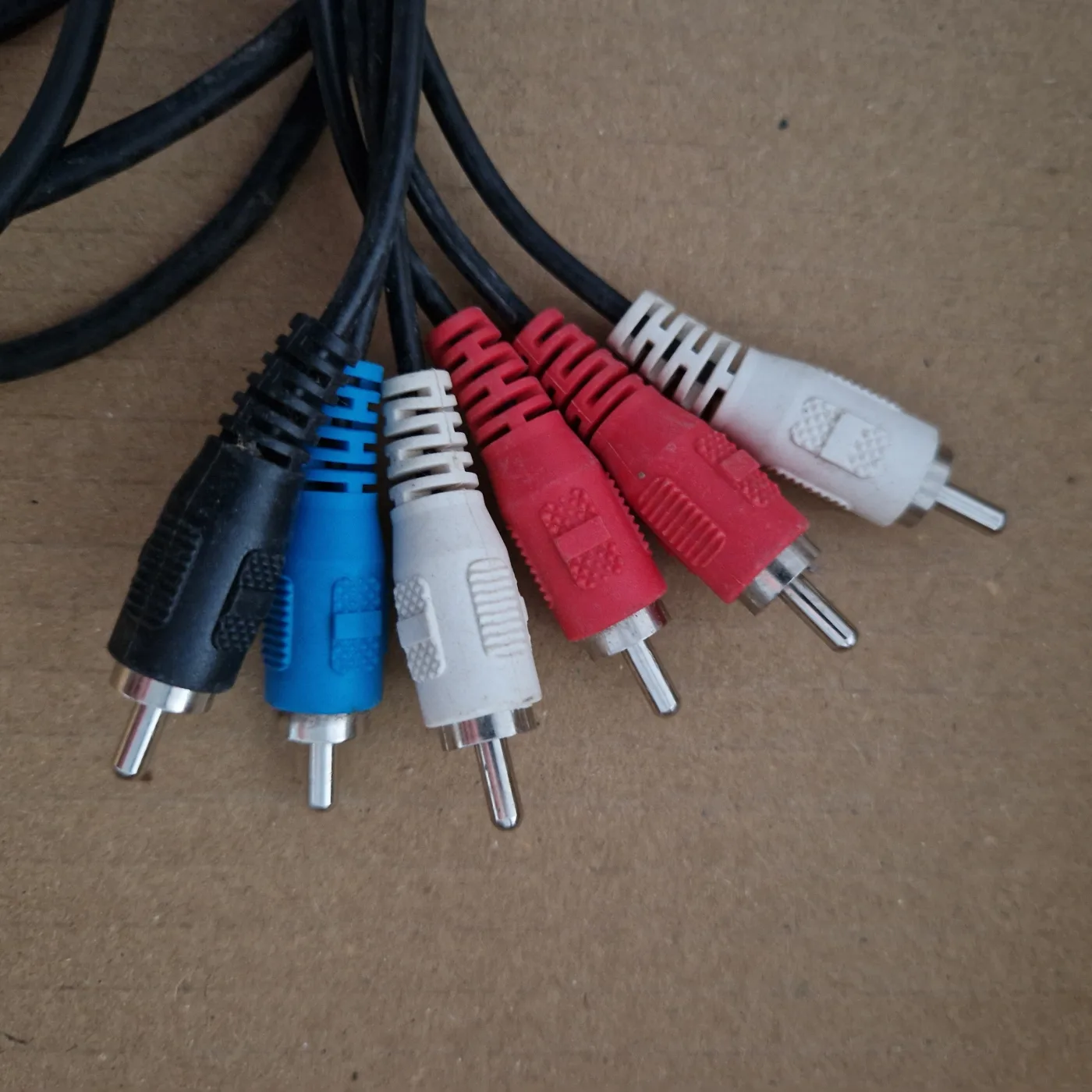 Cordon multivoies DIN mâle vers 6 fiches RCA mâles, repères Front et Rear, photo 3