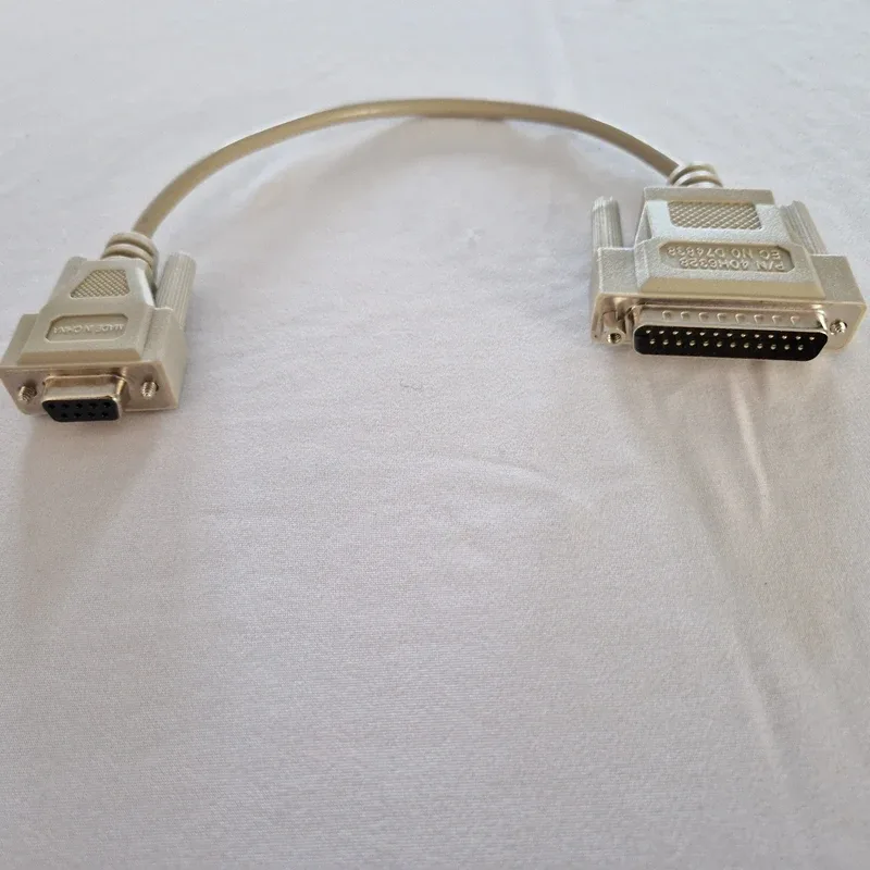 Câble adaptateur série RS-232 DB25 mâle vers DB9 femelle, court, beige (P/N 40H6328), photo 2