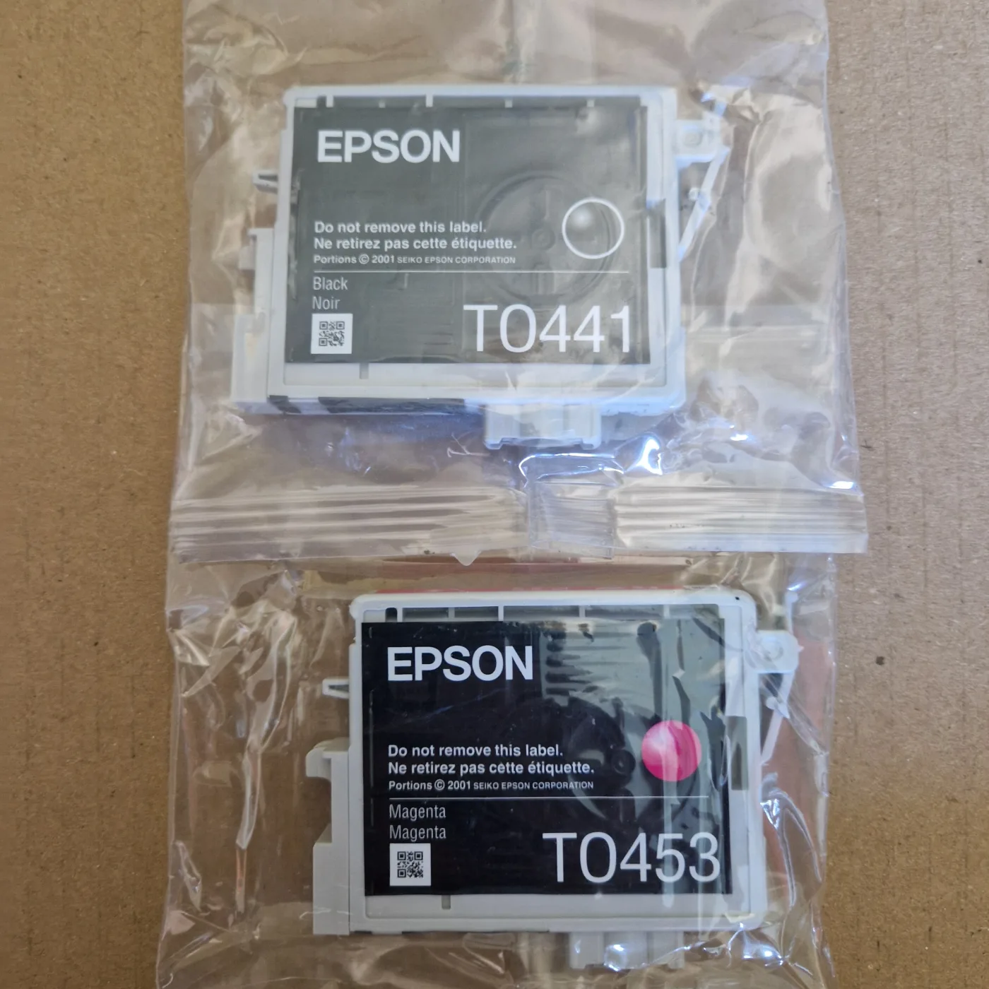 Lot de 2 cartouches d'encre Epson d'origine T0441 noir et T0453 magenta
