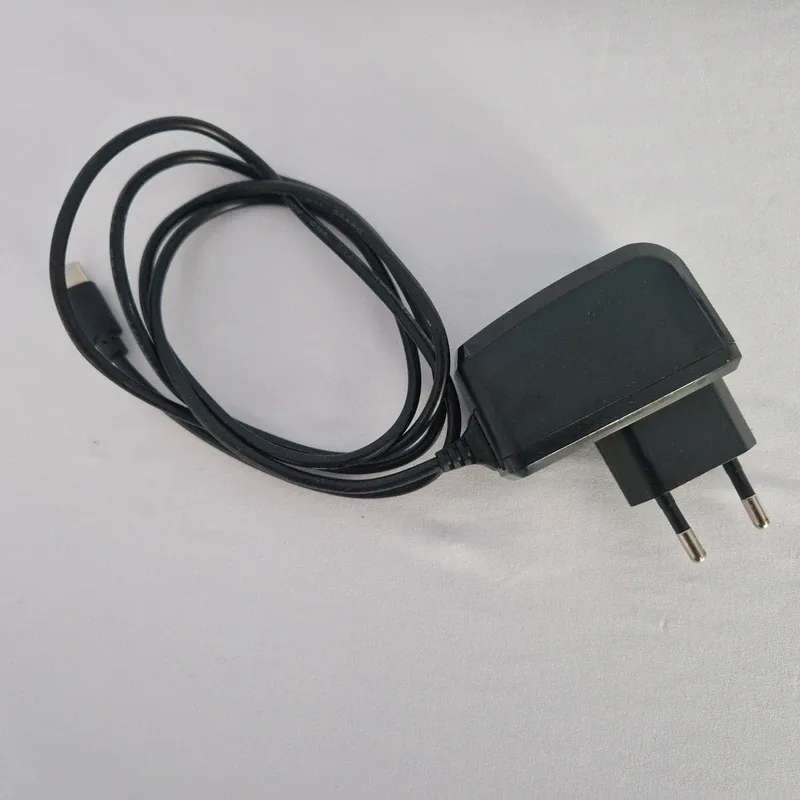 Chargeur secteur USB-C OTB 5 V 2 A (10 W), câble intégré, prise EU, photo 1