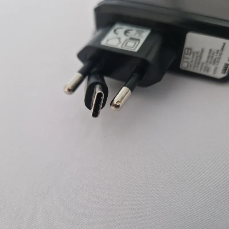 Chargeur secteur USB-C OTB 5 V 2 A (10 W), câble intégré, prise EU, photo 3