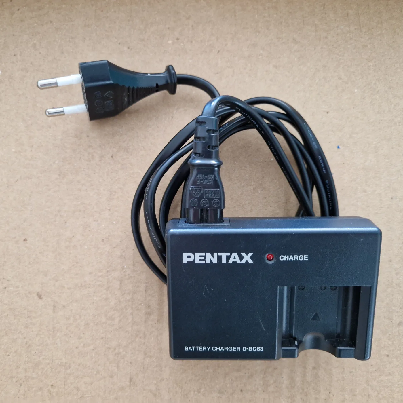 Chargeur Pentax D-BC63 pour batterie D-LI63, avec cordon secteur, photo 1