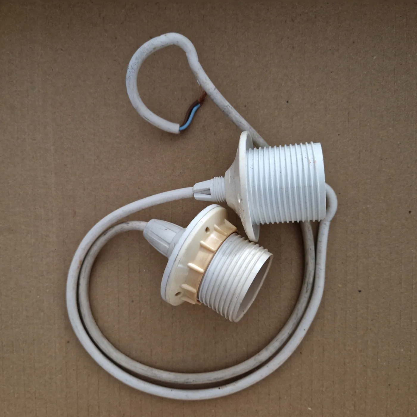 Lot de 2 douilles E27 à jupe filetée, plastique blanc, avec bague et cordon