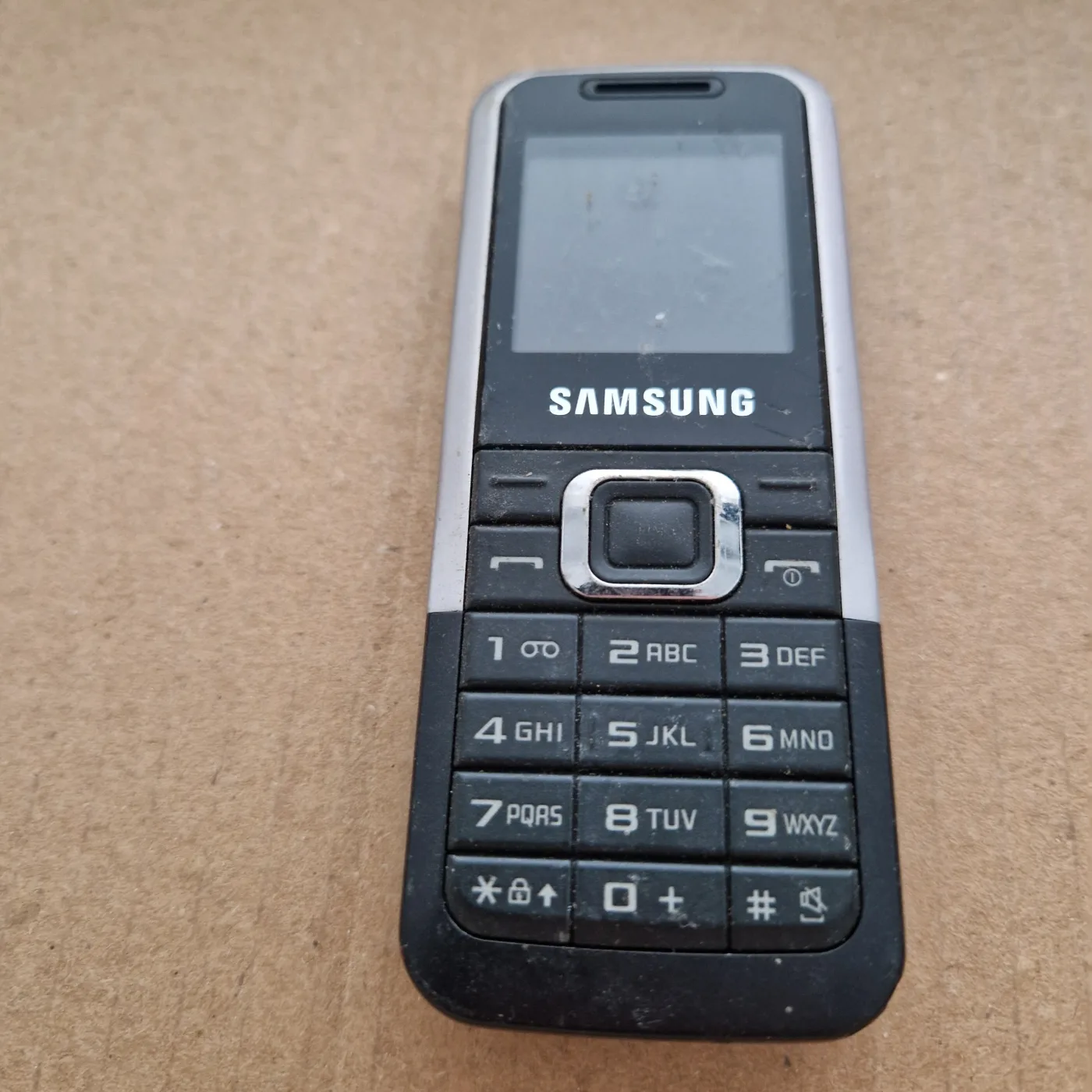 Samsung E1120 — mobile GSM d'entrée de gamme (2009) — photo 1