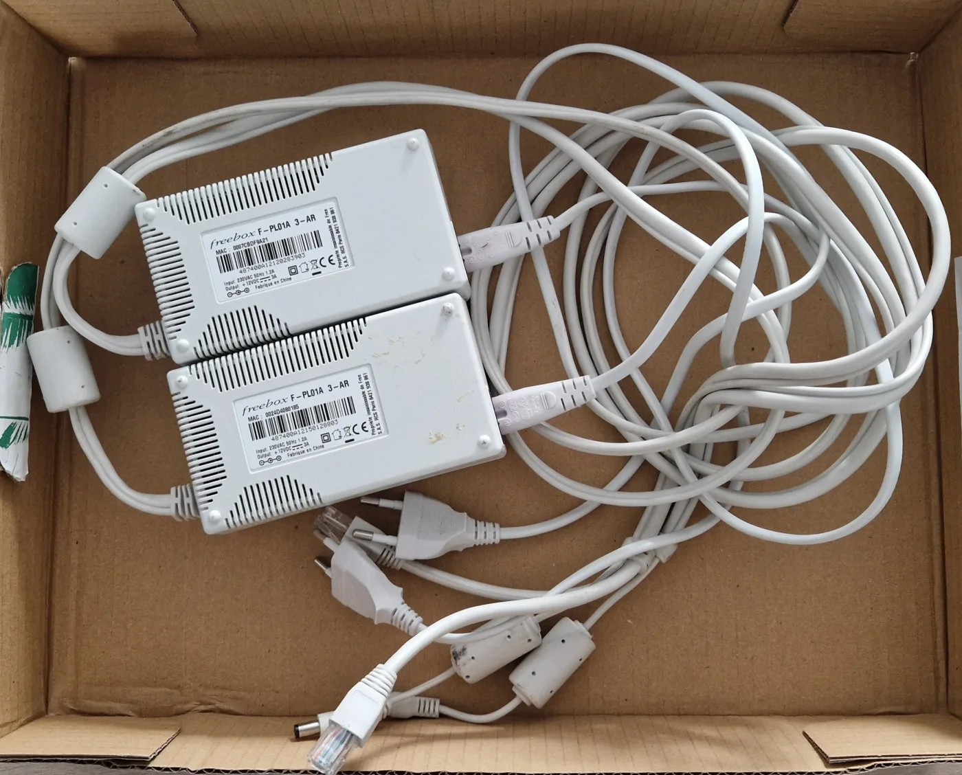 Paire de Freeplugs Freebox F-PL01A, CPL HomePlug AV 200 Mbit/s et alimentation 12 V 3 A, testés