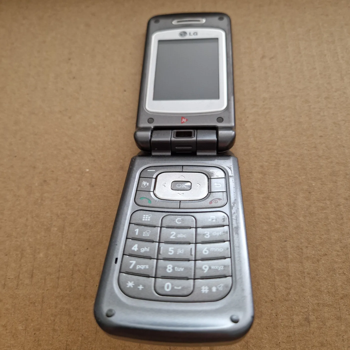 LG L600v — téléphone 3G à clapet 2006, objectif rotatif (pack SFR) — photo 1