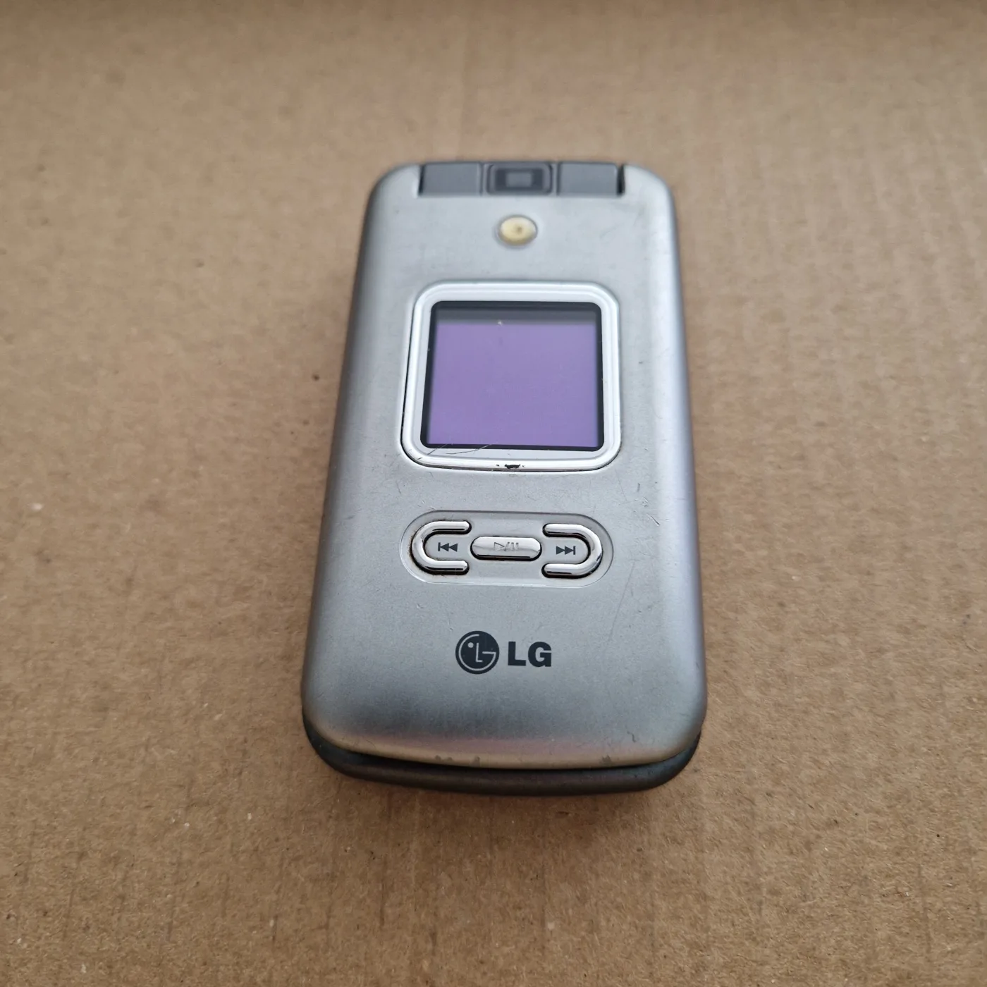 LG L600v — téléphone 3G à clapet 2006, objectif rotatif (pack SFR) — photo 2
