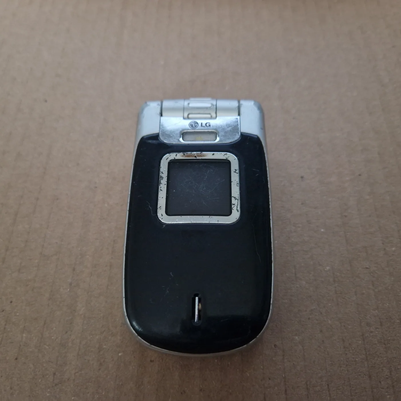 LG U8290 Silver Snow, téléphone 3G à clapet 2006, objectif rotatif (pack SFR), photo 2