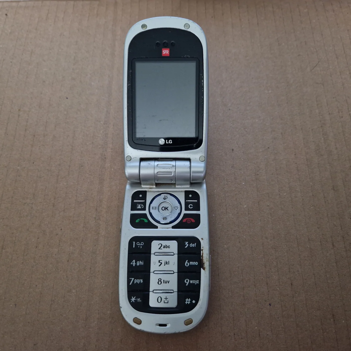 LG U8290 Silver Snow, téléphone 3G à clapet 2006, objectif rotatif (pack SFR), photo 1