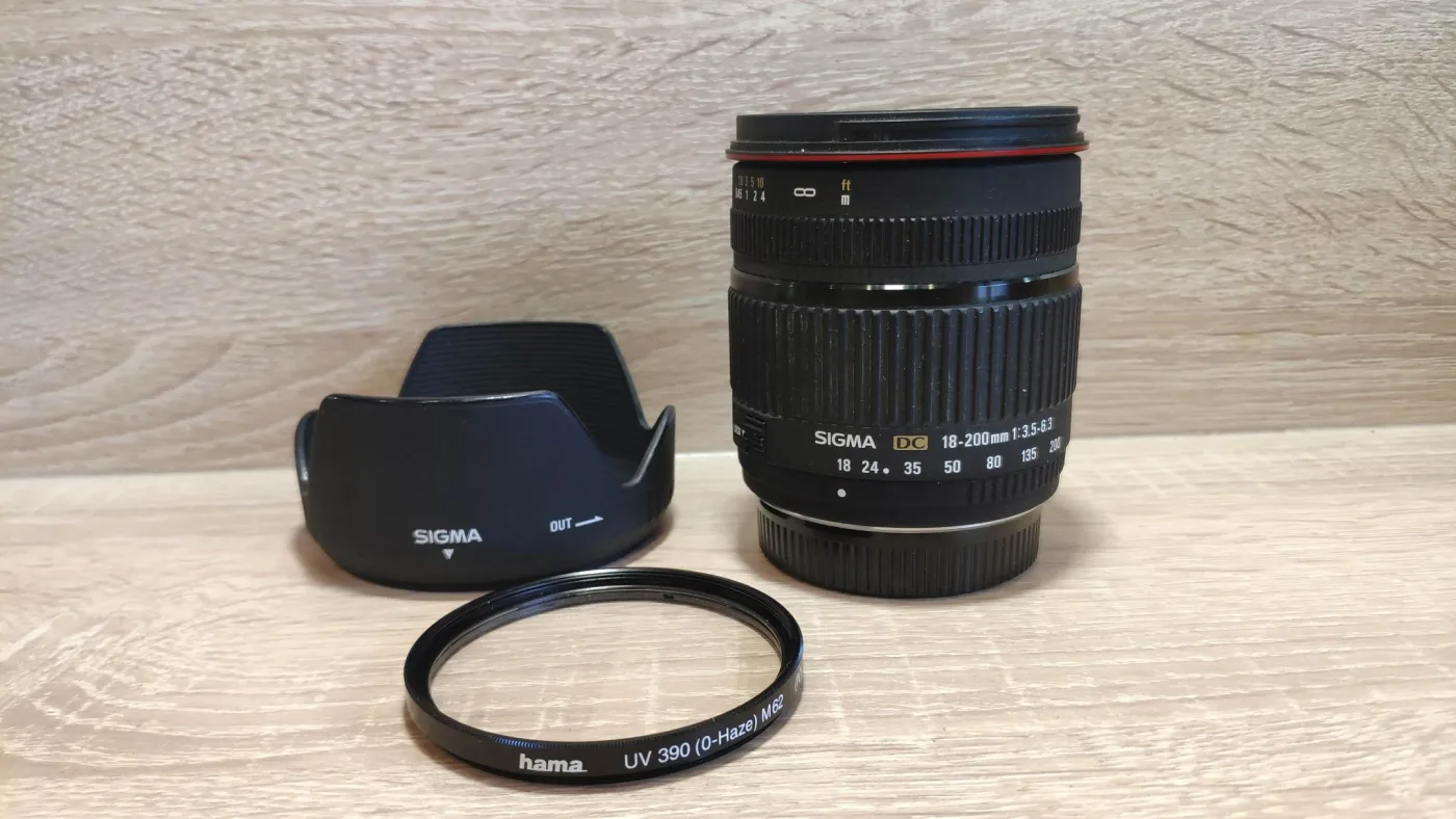 Objectif Sigma DC 18-200 mm f/3.5-6.3 pour Pentax APS-C, avec pare-soleil et filtre UV