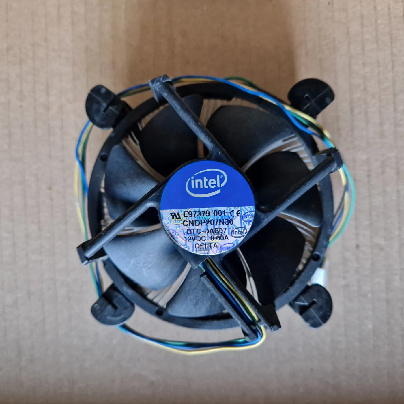 Ventirad Intel E97379-001 (Delta 0,60 A, lot CNDP207N30), socket LGA 1150 / 1151 / 1155 / 1156 / 1200, photo 1