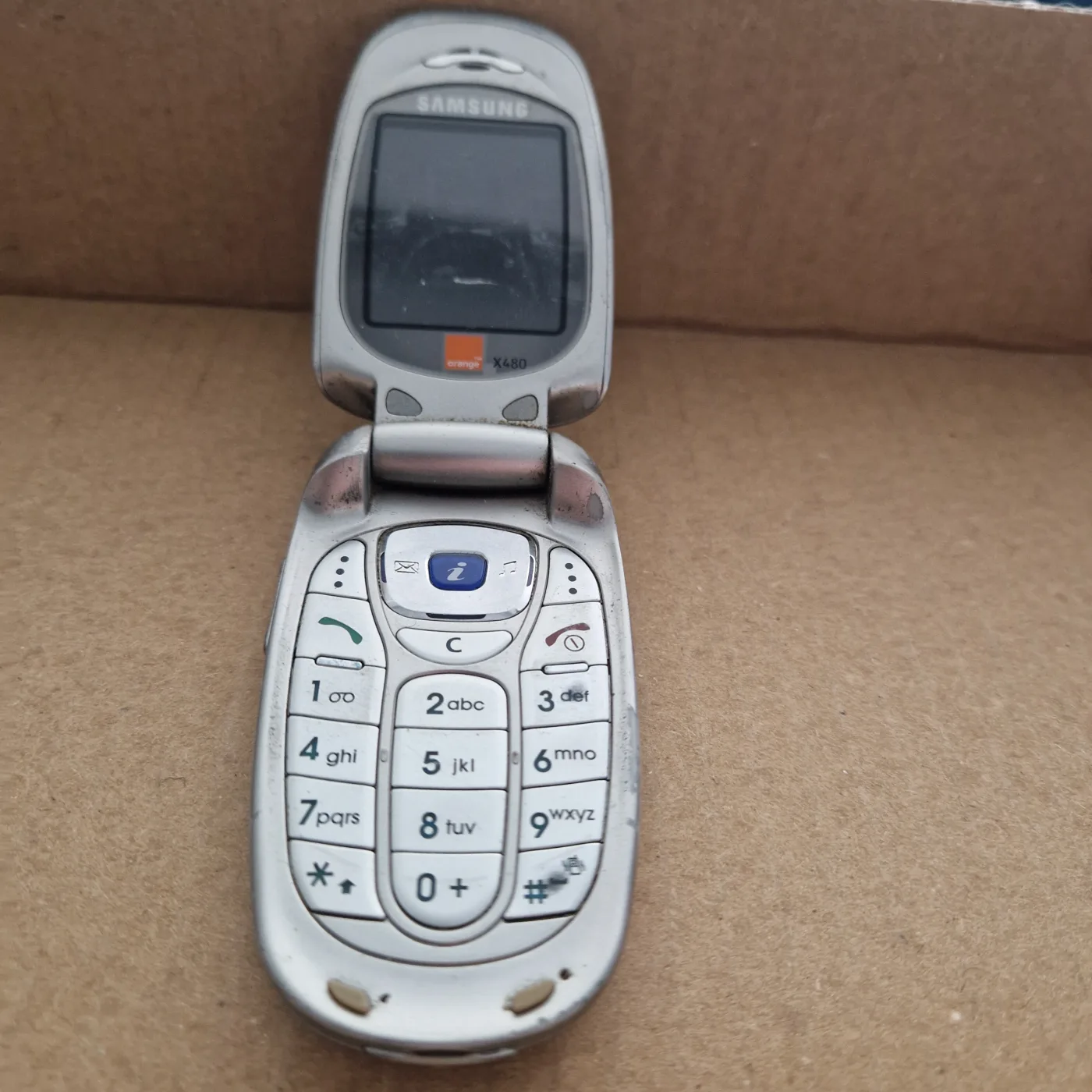 Samsung SGH-X480 — mobile à clapet (2005, Orange) — photo 1